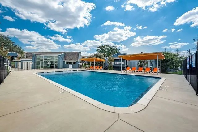 Foto del edificio - 8300 Calmont Ave