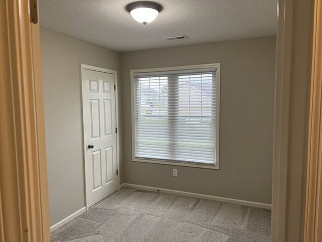 Building Photo - Newer 3 bed 2 bath  Lancia Built Attached ...