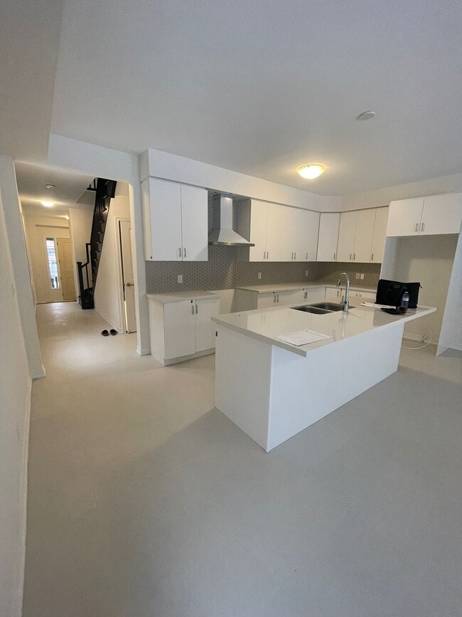 Building Photo - 72 Grassbourne Av