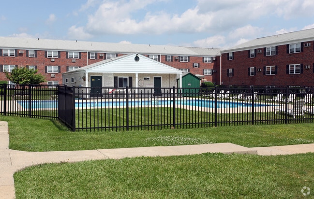 Pool - Regency Apartments