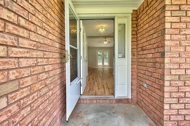 Building Photo - 210 Easy St