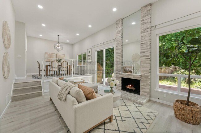 Foto del edificio - Beautifully Remodeled 3 Bed, 2.5 Bath, 1,7...