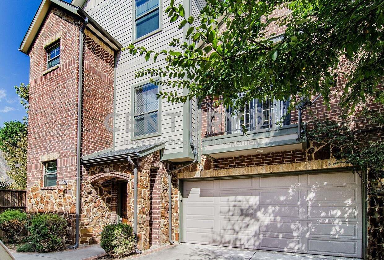 Foto principal - Beautiful 3-Story 2/2.5/2 Townhome For Rent!