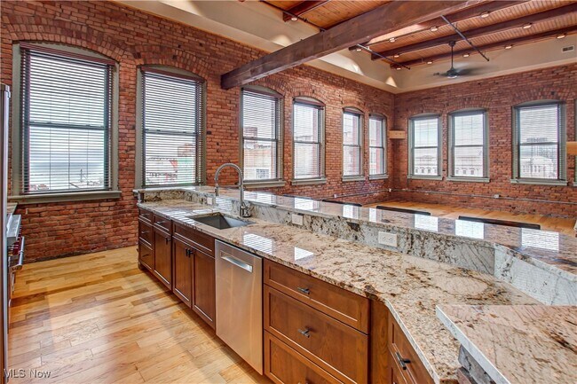 Foto del edificio - 425 W Lakeside Ave