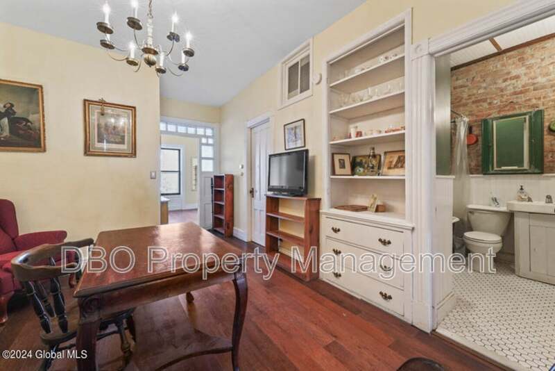 Primary Photo - 102 Dove St
