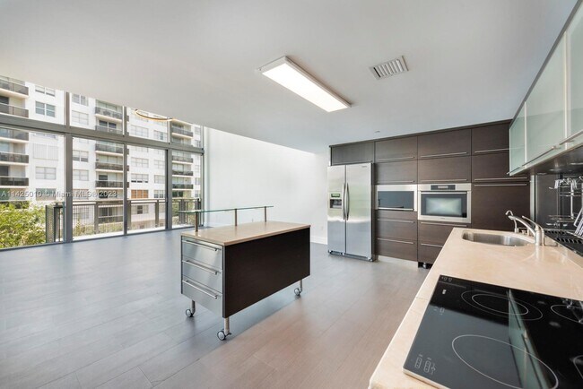 Foto del edificio - 6000 Collins Ave
