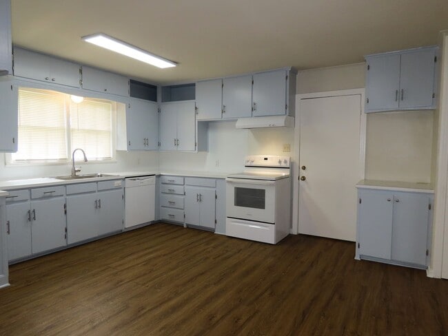 Building Photo - Updated 3 Bedroom, 2 Bath Home in Tyler!