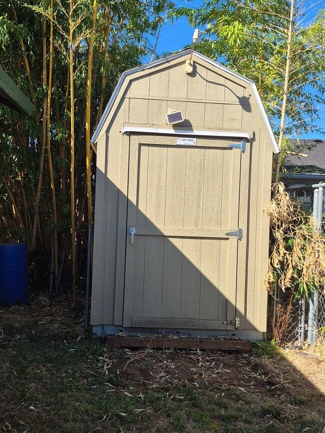 Building Photo - 3 bedroom, 2 bath house in the Brentwood-D...