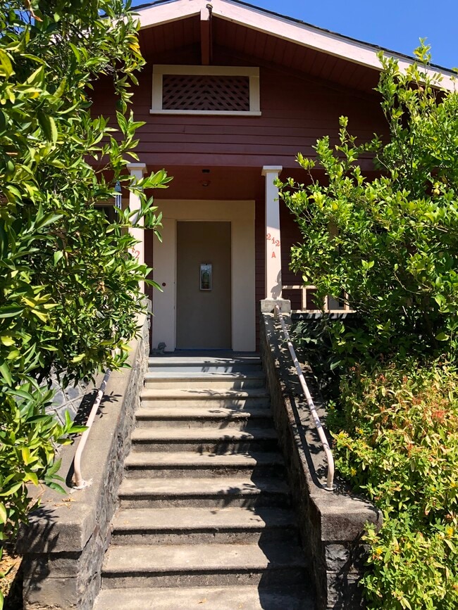 Building Photo - 212 University St