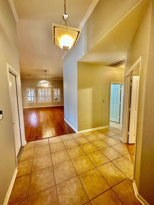 Building Photo - Fabulous Home ~ Gated Community ~ Close to...