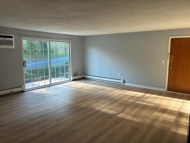 Balcón de la sala de estar - 28 Williamsburg Ct