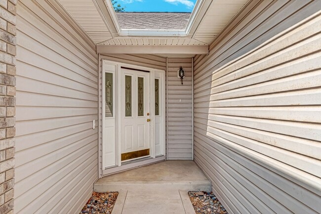 Foto del edificio - 3 bedroom home with fenced yard and garage in desirable neighborhood!