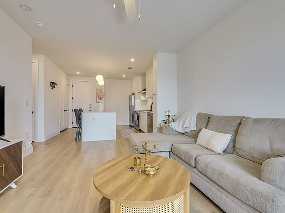 Building Photo - 1701 Simond Ave