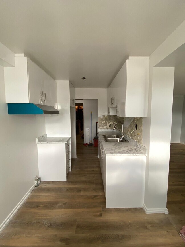 Photo du bâtiment - SOUTH ETOBICOKE RENOVATED UNIT - 2 BEDROOM...