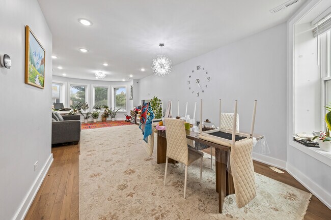 Foto del edificio - 2550 W Balmoral Ave
