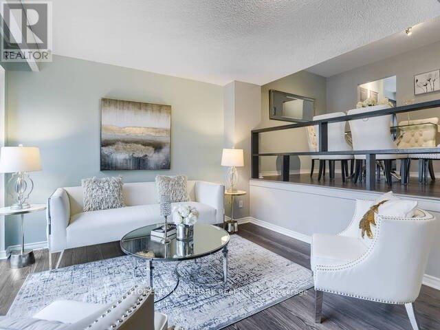 Photo principale - 70-70 Castlebury Crescent