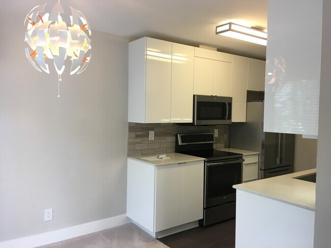 Building Photo - Charming One Bedroom in Cove at Marina Bay