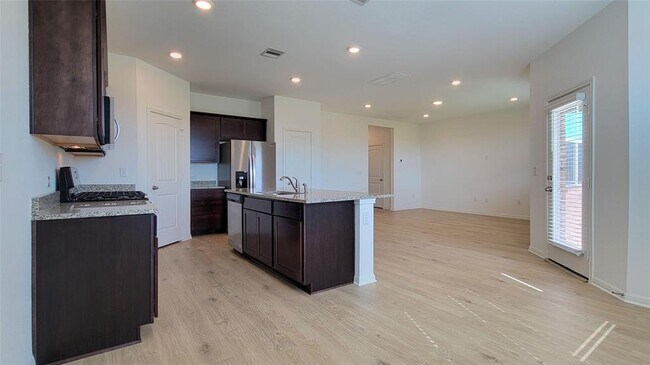 Foto del edificio - 325 Brody Ln
