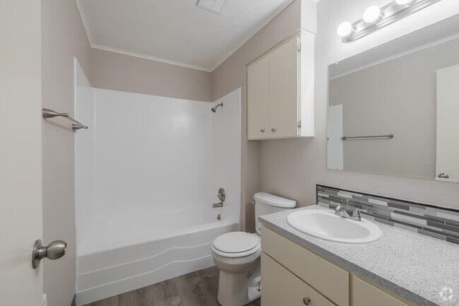 2 habitaciones, 1 baño - 818 pies cuadrados - Baño - Royal Oaks Apartments