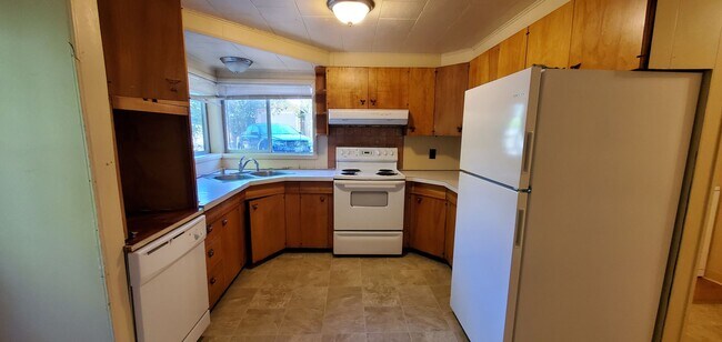 Building Photo - 1534 Grant 5bd/2ba AUGUST