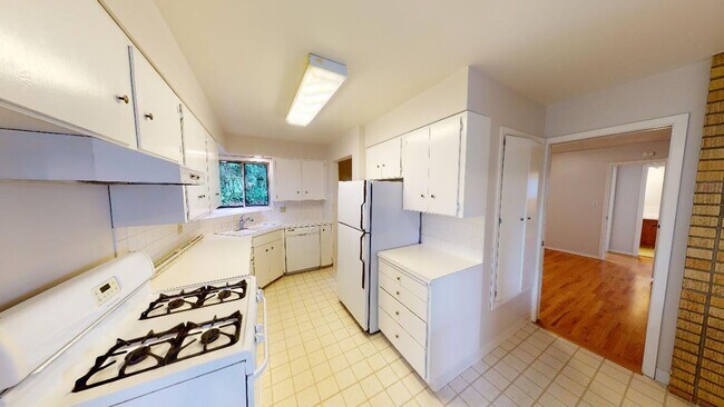 Foto del edificio - Lake Oswego/ Palisades - 3bd/2bth Hardwoods, Finished Daylight Basement with Bonus Rooms, Pet Fri...