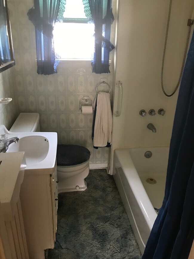 Building Photo - 537 Russell Ave