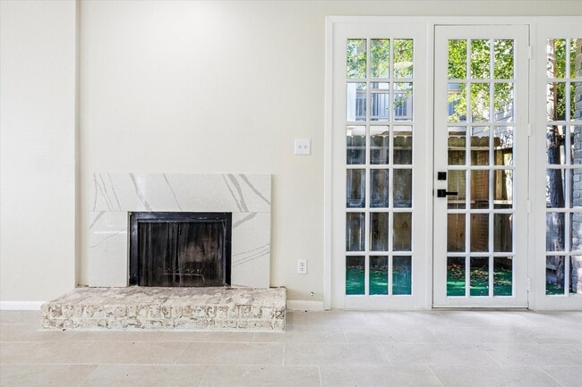 Building Photo - 2100 Tanglewilde St