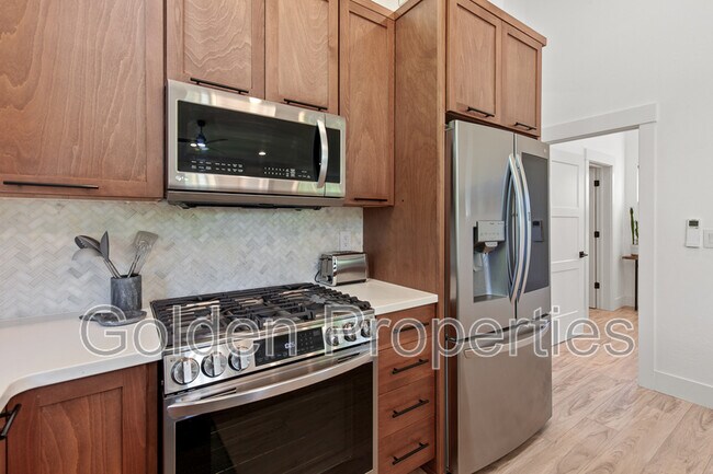Foto del edificio - 1721 E Lakeside Ave