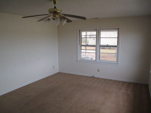 Building Photo - 706 Country Club Rd