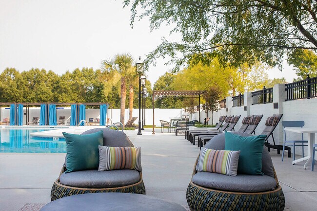Salón junto a la piscina de Haven at Birkdale Village - Haven at Birkdale Village