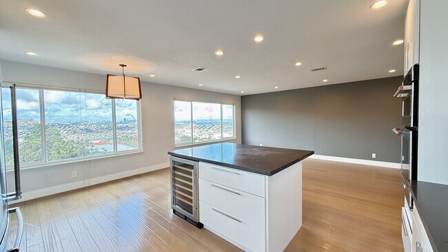 Foto del edificio - Modern Elegance with Breathtaking Views in the Portola District!