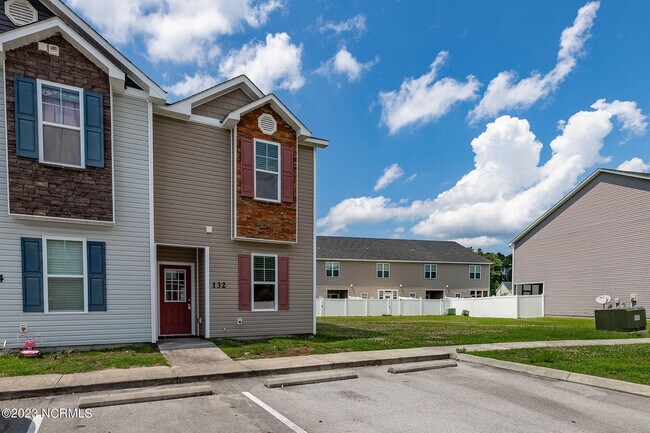 Foto del edificio - 132 Waterstone Ln
