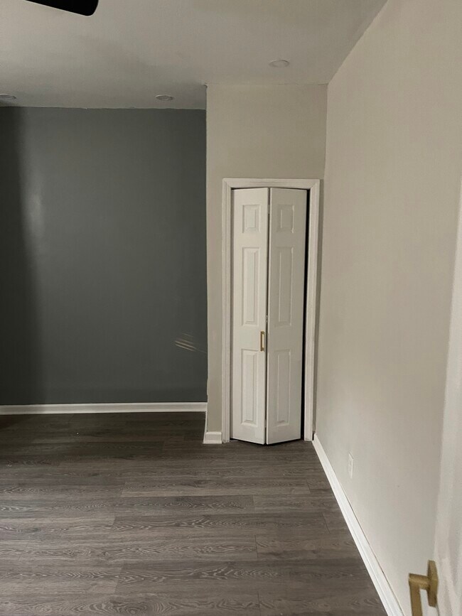 Armario del dormitorio principal en el primer piso - 916 Ridge Ave