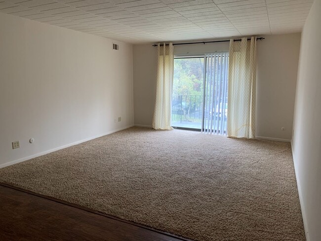 Building Photo - Moon Township - 2 Bedroom, 1.5 Bath, Fores...