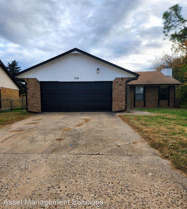 Primary Photo - 3 br, 2 bath House - 716 Camelot