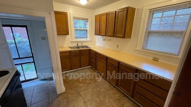 Building Photo - 707 Litchfield N