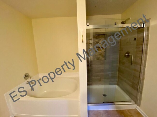 Foto del edificio - Price Drop!  Incredible 4 Bedroom 2.5 Two ...