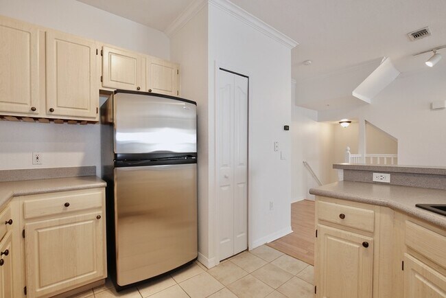 Building Photo - Beautiful 2/2 Three Story Condo with a Bon...