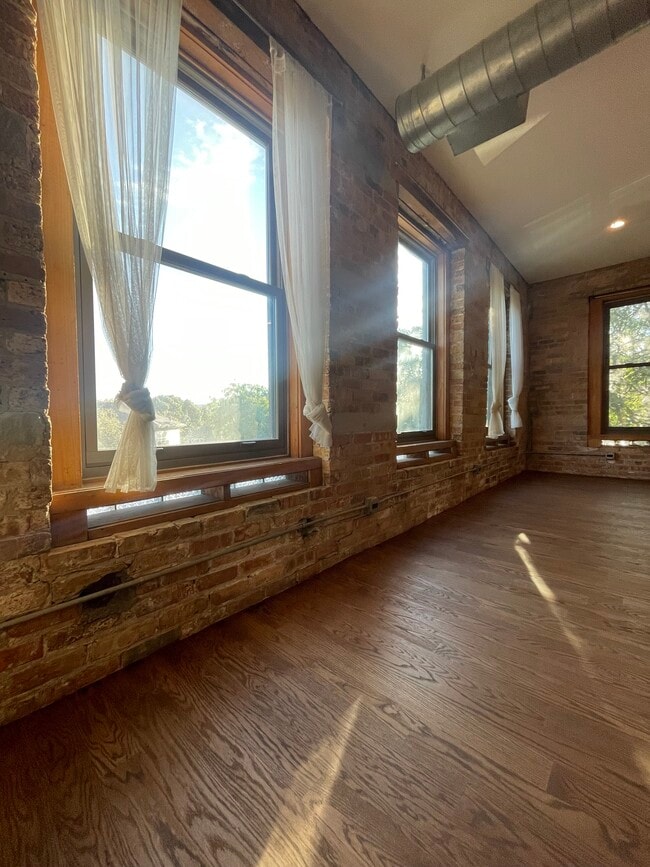 Building Photo - 1060 N Milwaukee Ave