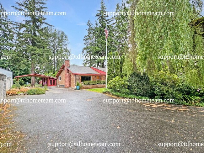 Foto del edificio - "Spacious 4-Bed Kenmore Retreat with Gleaming Hardwood Floors & Fully Finished Basement!"
