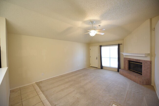 Foto del edificio - 3 Bedroom Home With Large Back Yard!