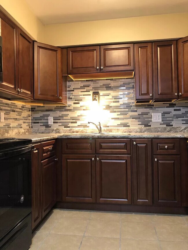 Kitchen - 1830 Axtell Dr