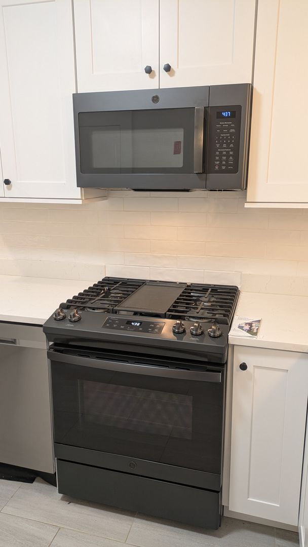 Building Photo - Spacious Three Bedroom Condo