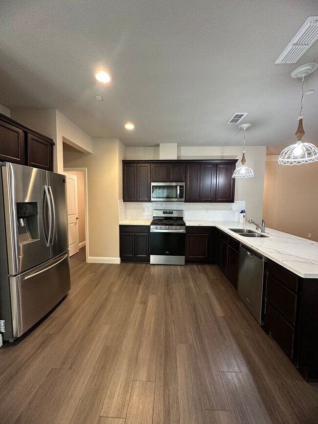 Building Photo - IMMACULANT 4 BEDROOM HOME 2.5 BATHROOM IN ...