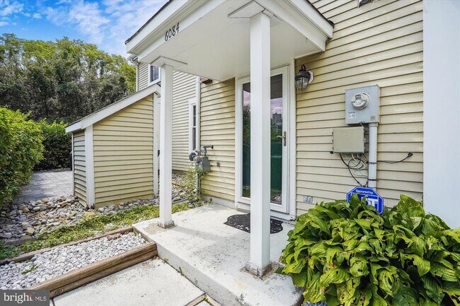 Foto del edificio - 6084 Netherton St