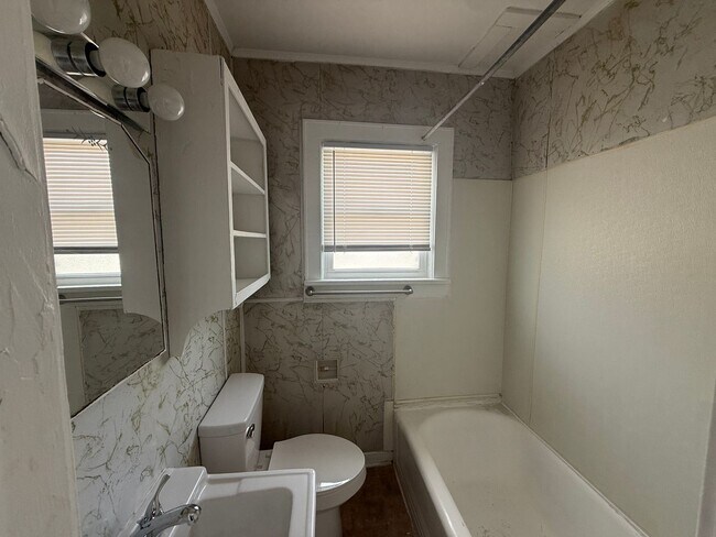 Foto del edificio - 1 bedroom, 1 bathroom Apartment! MAY 2025!