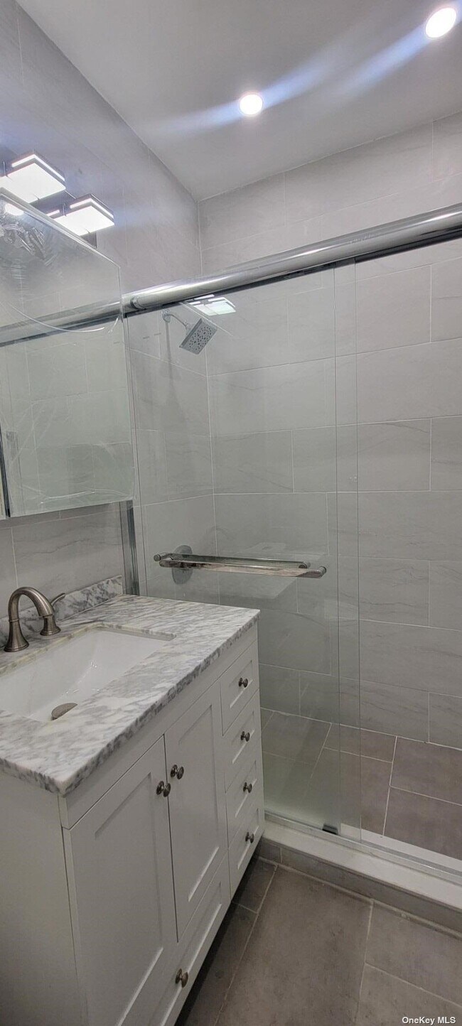 Foto del edificio - 68-18 Caldwell Ave