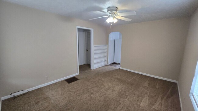 Building Photo - 2 Bedroom house with fenced in yard