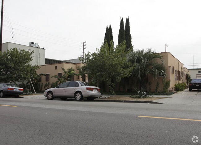 Foto del edificio - 5704 Fountain Ave