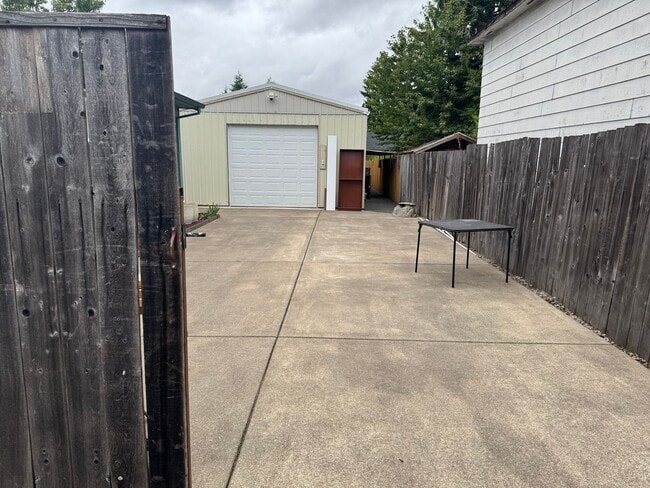 Foto del edificio - Large Lot Near Downtown Hillsboro
